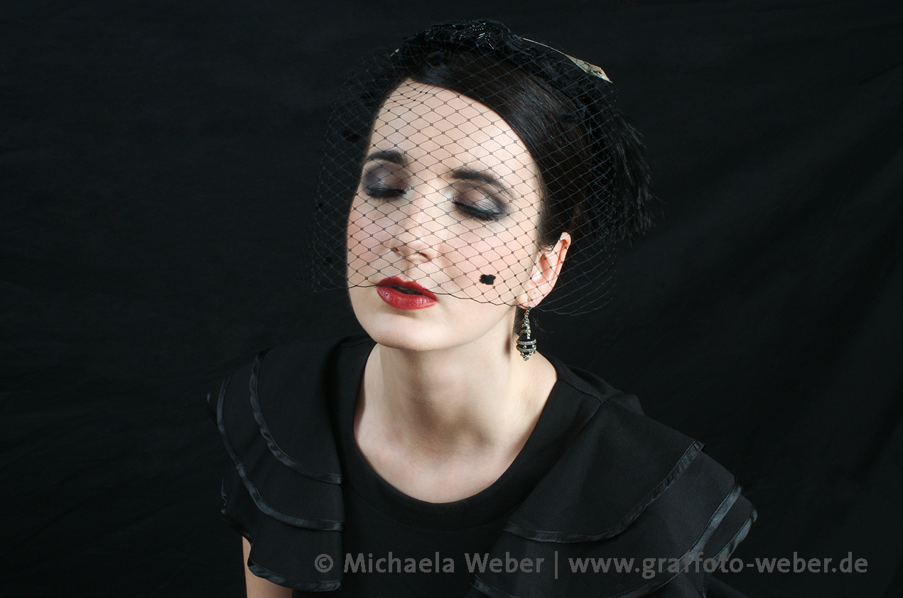 Portrt Jennifer Sonntag mit geschlossenen Augen von Michaela Weber