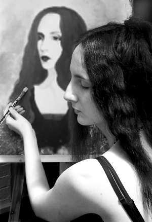 Foto: J. Sonntag zeichnend vor einer Leinwand