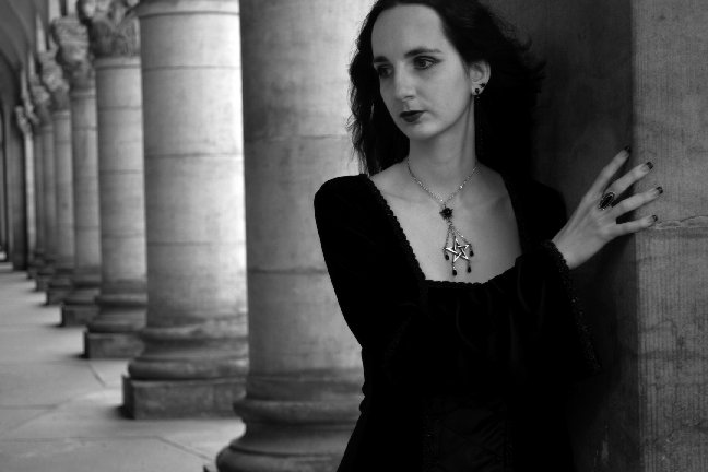 Porträt Jennifer Sonntag im Säulengang von Markus Rietzsch