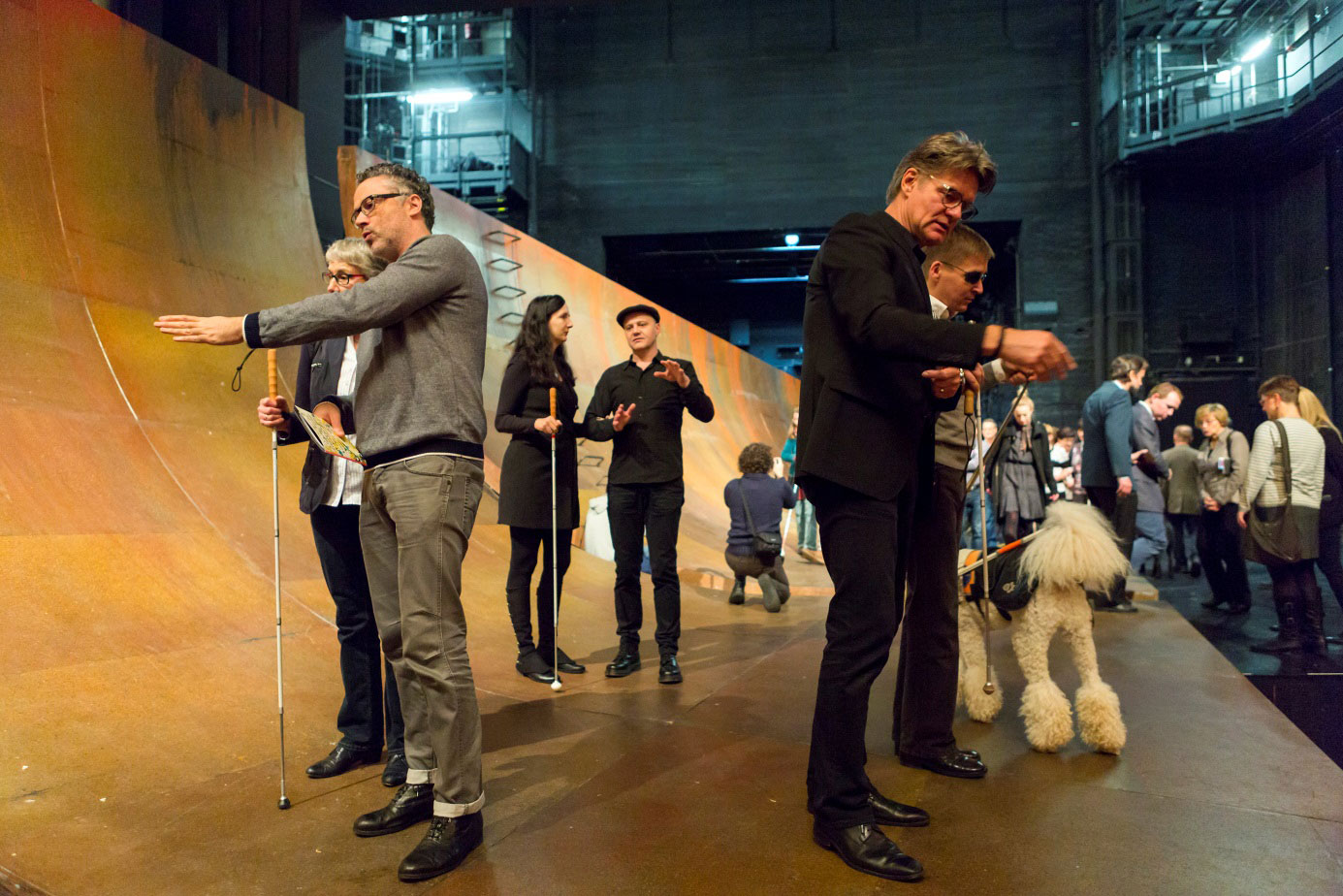 Foto: Bühnenführung am Schauspiel Leipzig, Jennifer Sonntag mit Partner, Inklusionspate Peter Escher begleitet blinden Gast Sebastian Schulze, der mit Führhund Sunny zu sehen ist