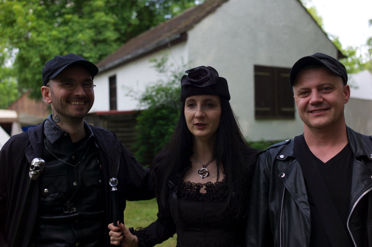Foto: Jennifer Sonntag mit Kriminalbiologen Mark Benecke und Freund auf dem Wave-Gotik-Treffen in Leipzig, sie hält ihren Kristallstock