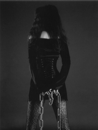 Foto: Jennifer Sonntag in Ketten, Quelle: Fotostudio Faust